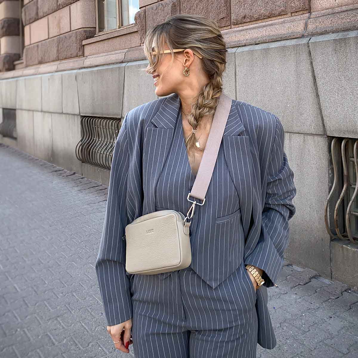 crossbody bag taupe model street 1