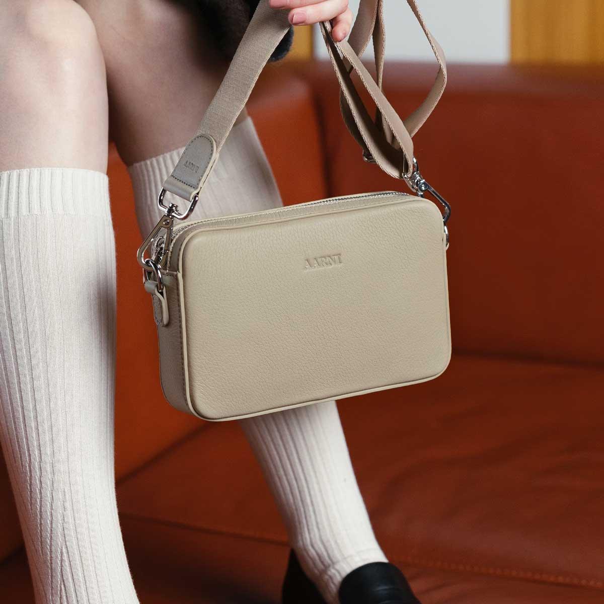 crossbody taupe model 